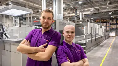 Pracownicy Drukuj Sam przy maszynie