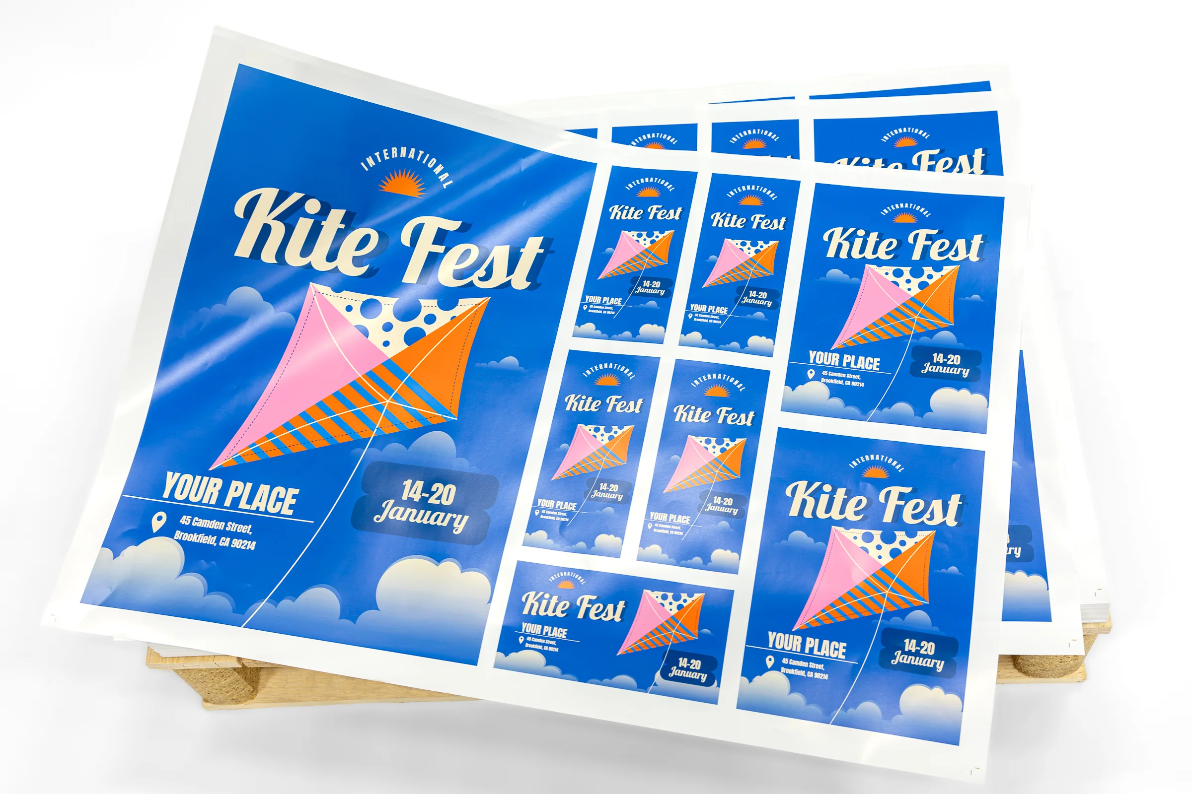 Arkusze plano klasyczne na niebieskim tle